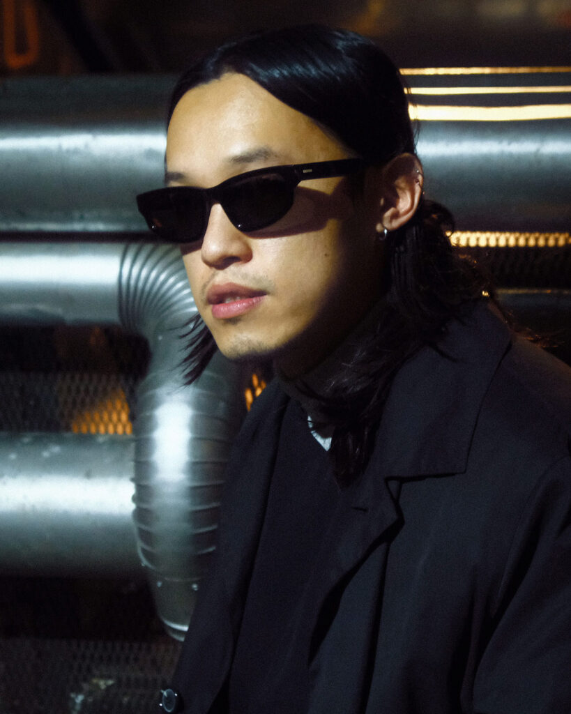 Mann trägt eine Designer-Sonnenbrille