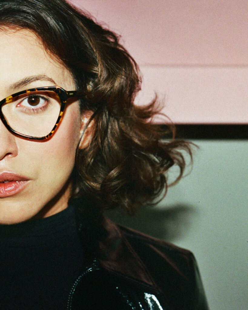 Frau trägt eine gemusterte Brille