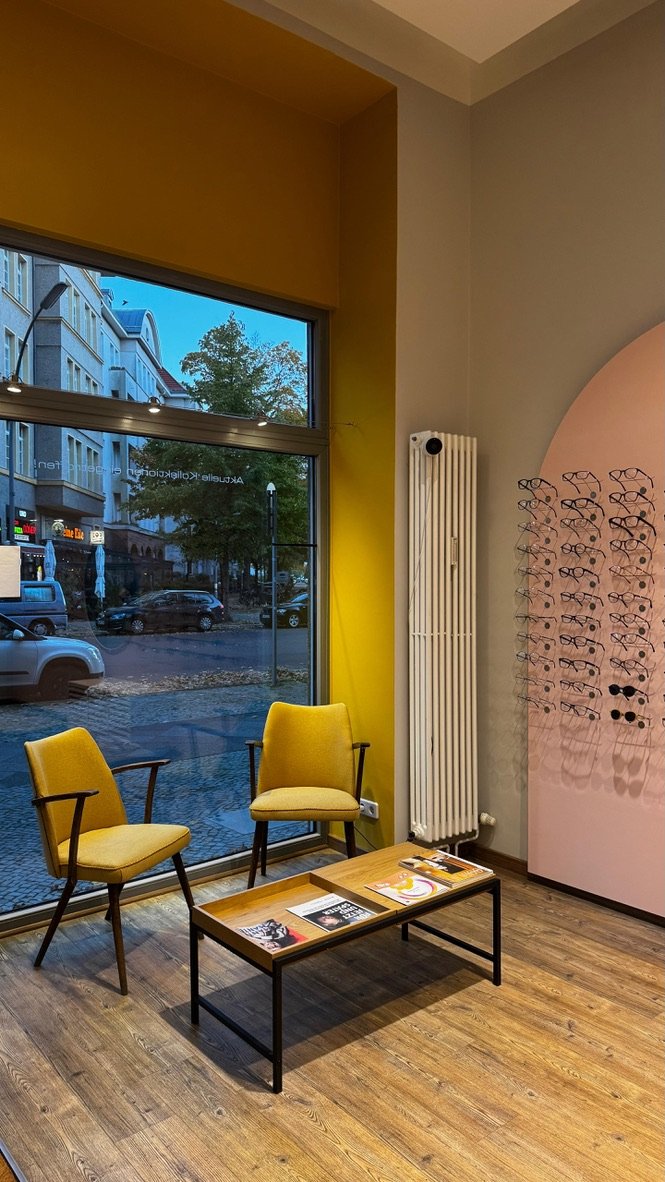 Beratungsbereich mit Brillenauswahl – Kähler Optik Berlin-Tempelhof