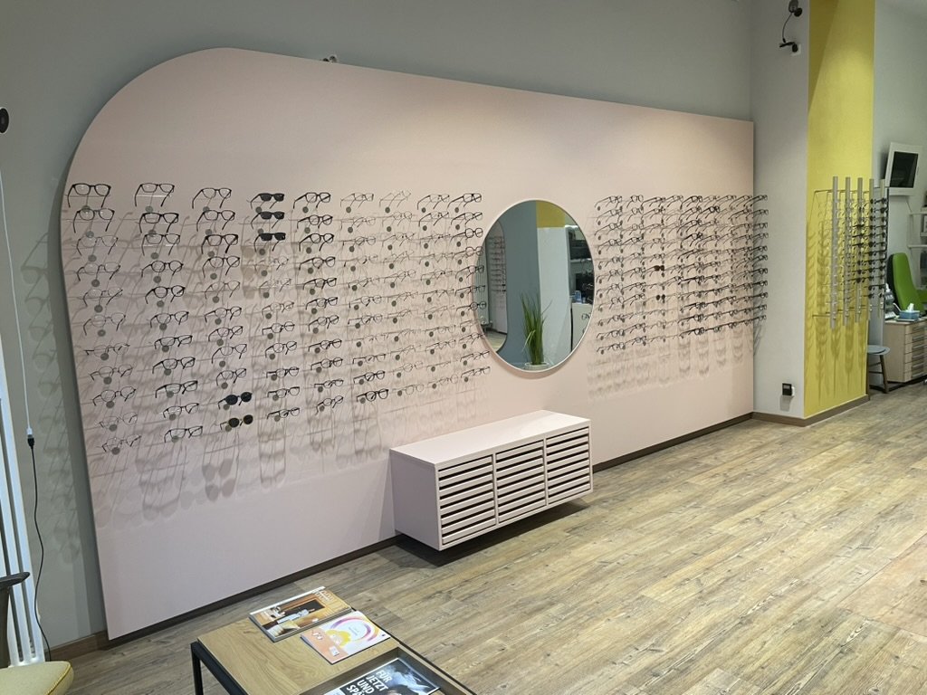 Schaufenster mit Blick auf die Manfred-von-Richthofen-Straße – Kähler Optik Berlin-Tempelhof