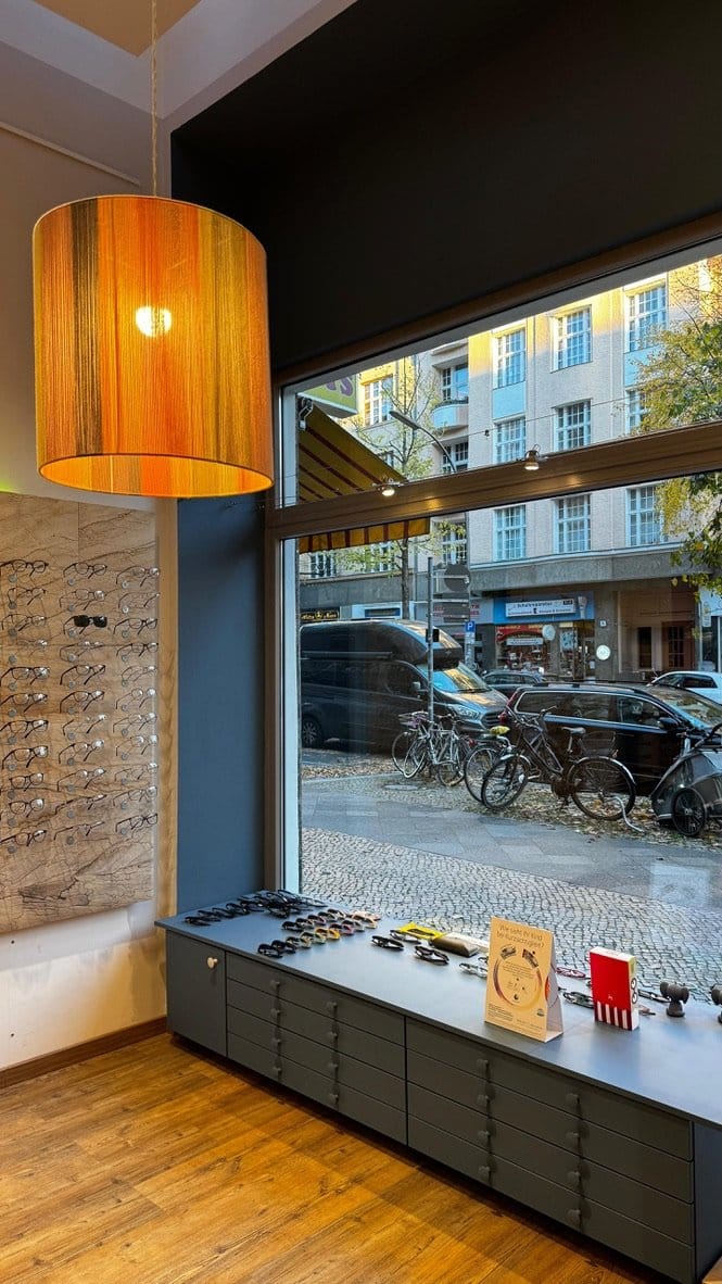 Gemütliche Sitzecke mit gelben Sesseln – Kähler Optik Berlin-Tempelhof