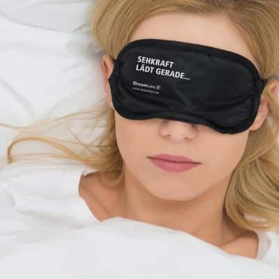 DreamLens Nachtlinse – Schlafmaske mit Aufschrift \